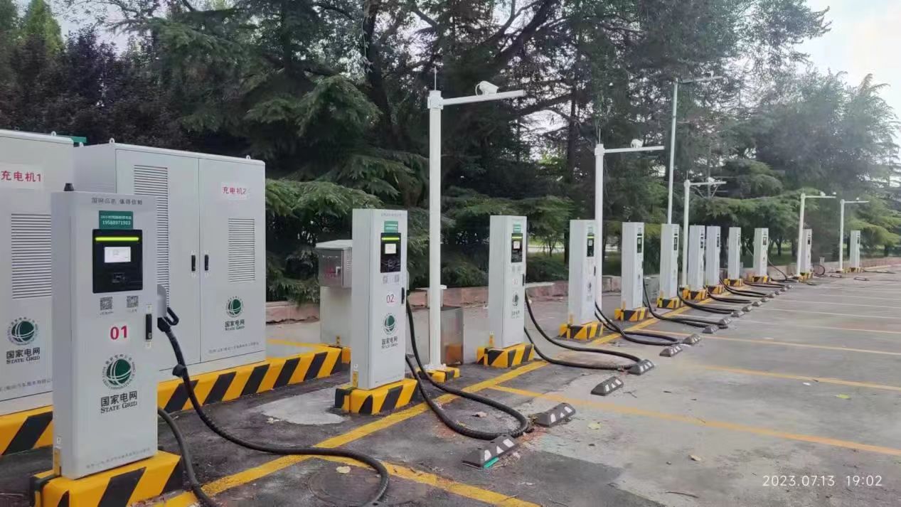 �ӡ�ȼ�ͱ��ϡ������̵��䡱��ĳ����Ӫ����������ʩ�Ľ����볤Ч��ά